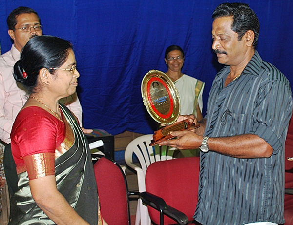 Memento  presented to Smt. Valsa K Abraham by Sri T K George ( PTA President)